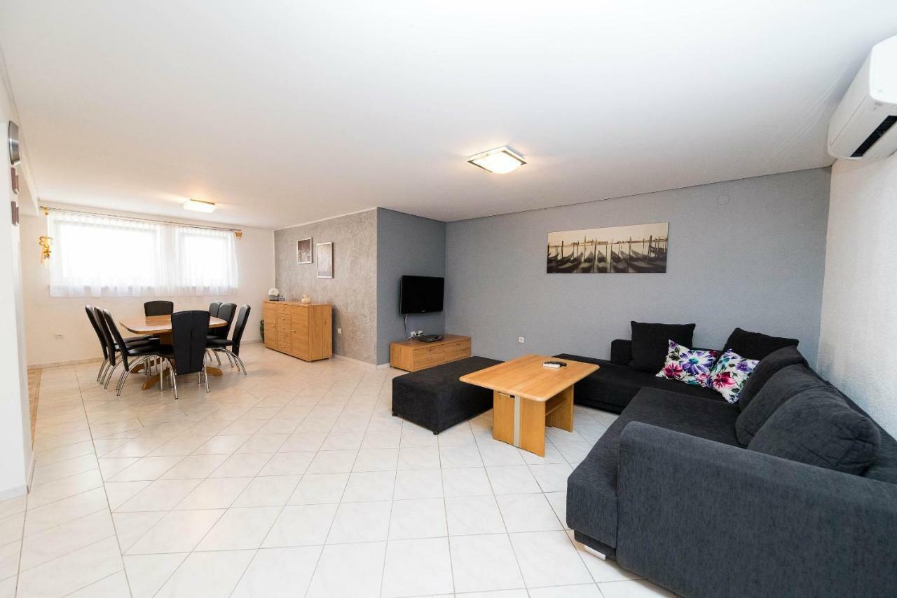 Moderne Souterrainwohnung Crikvenica Bagian luar foto
